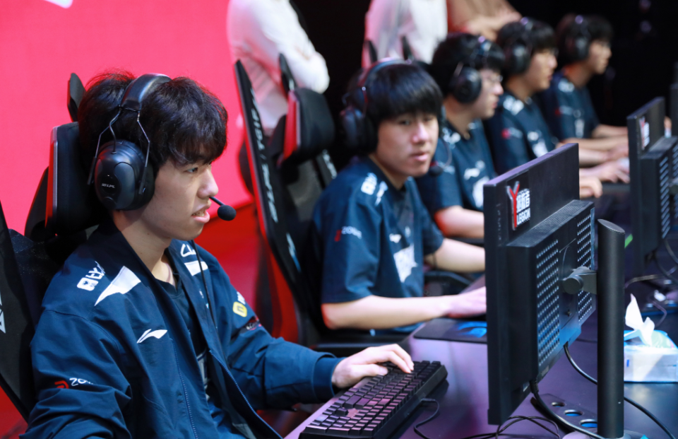 EDG力克FPX,Zeus绝境逆转 EDG力克FPX,Zeus绝境逆转