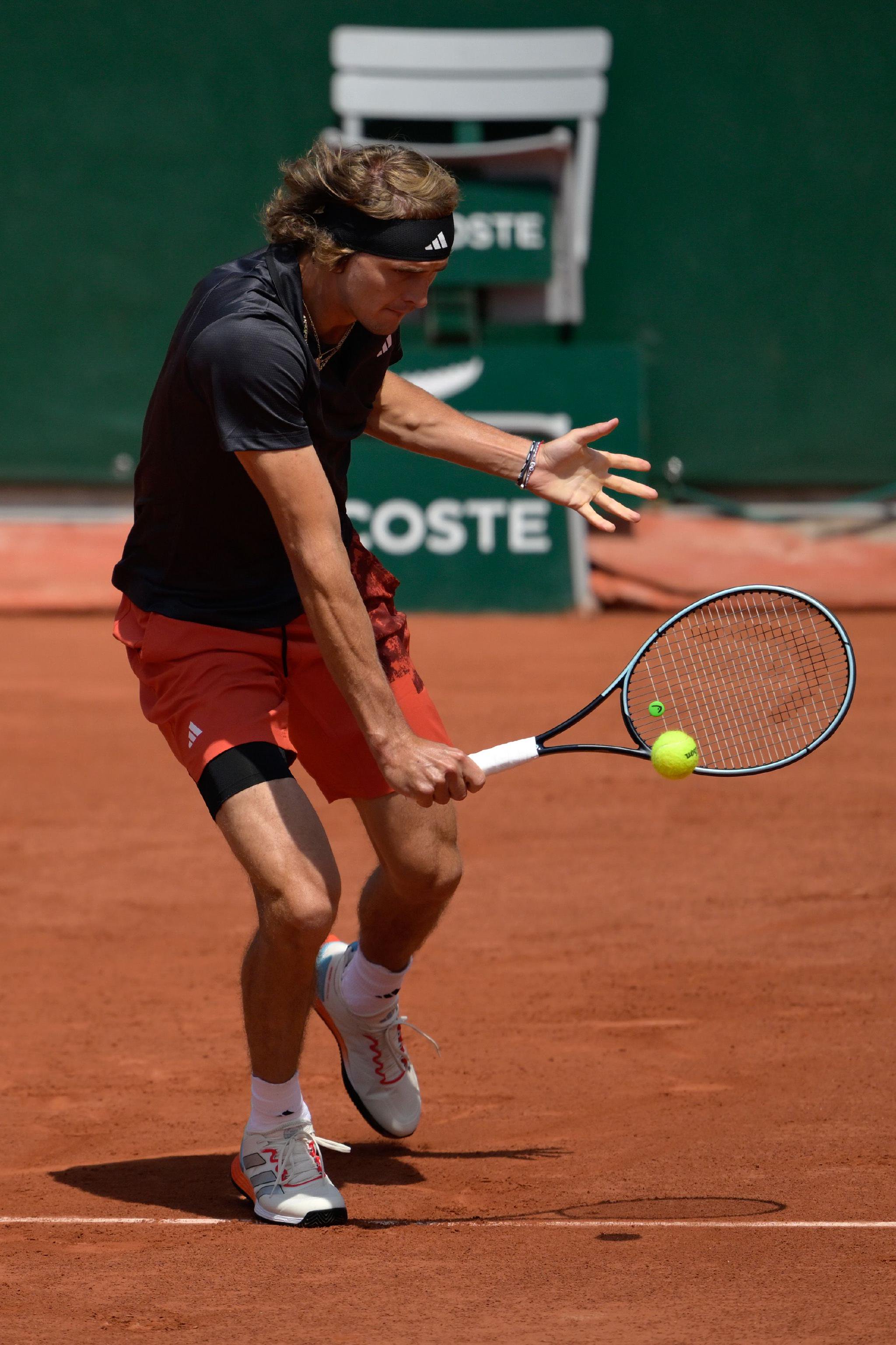 英国网球队力克西班牙网球队，兹维列夫高光表现的简单介绍