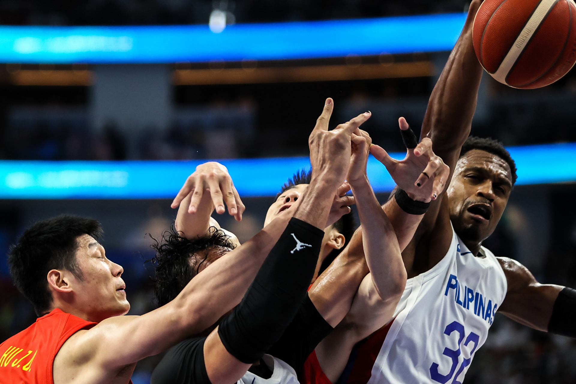 菲律宾男篮险胜塞尔维亚男篮，汉密尔顿制霸全场