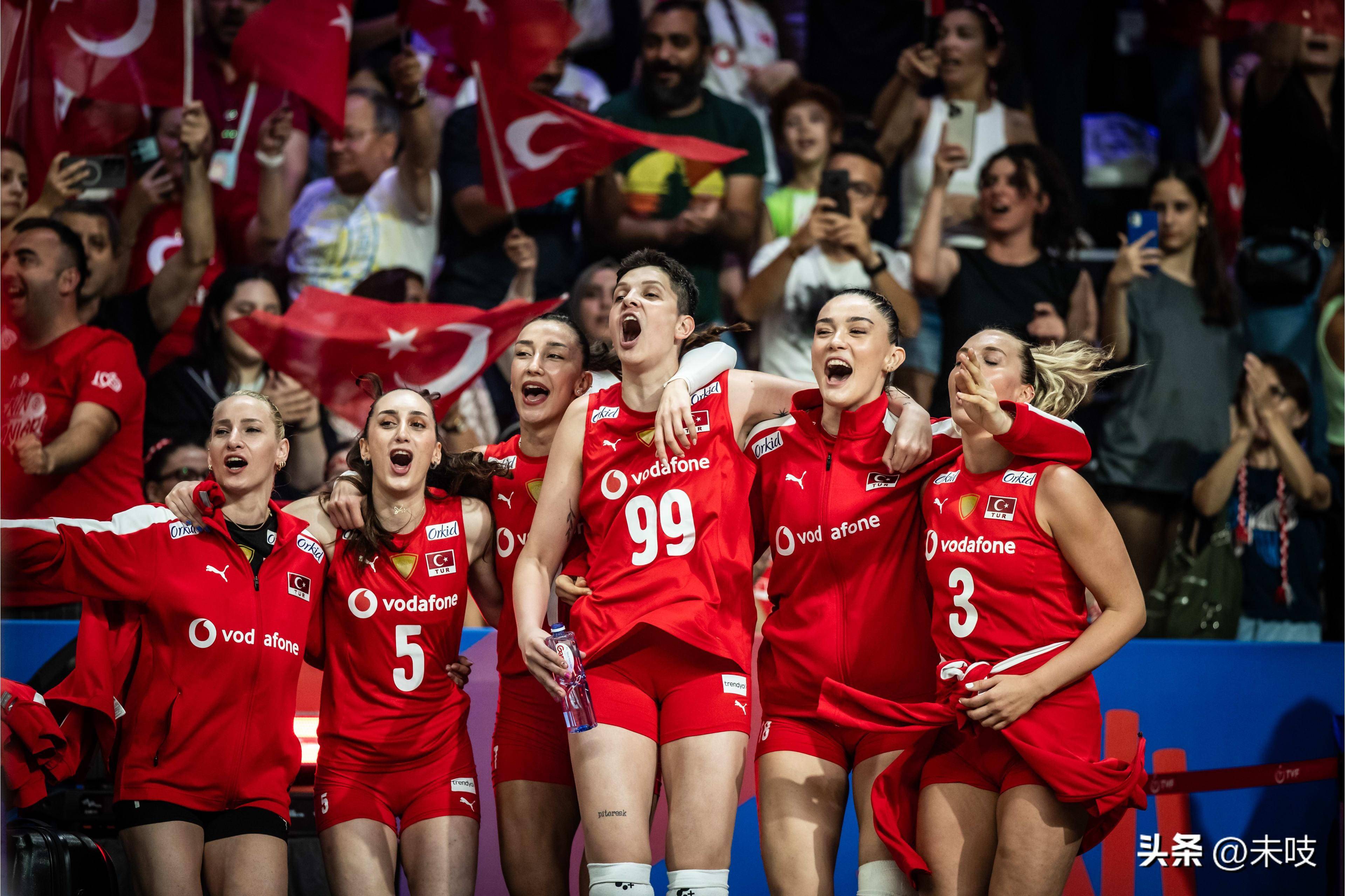 开云体育平台APP-点燃激情！女排选手奋力抗争