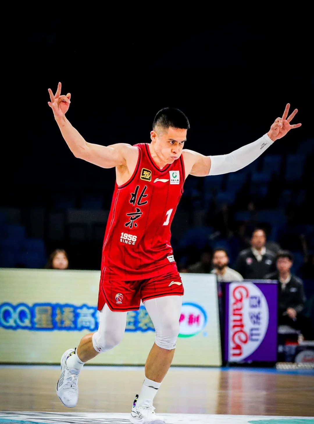 人球星表现突出，引领球队晋级的简单介绍